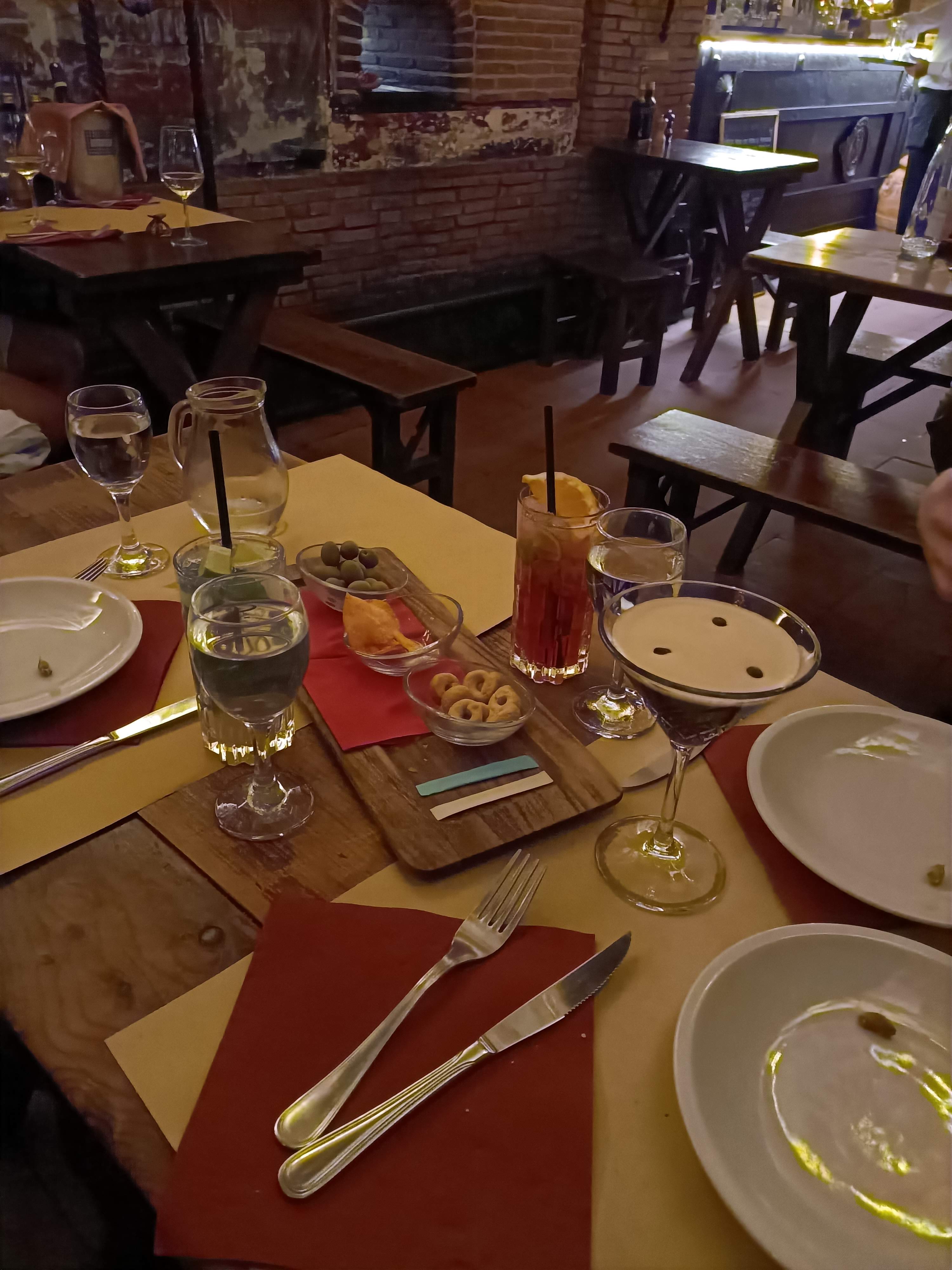 Dali jsme si Espresso martini, Caipirosku a Coconut mojito. Coconut mojito byl za mě winner.