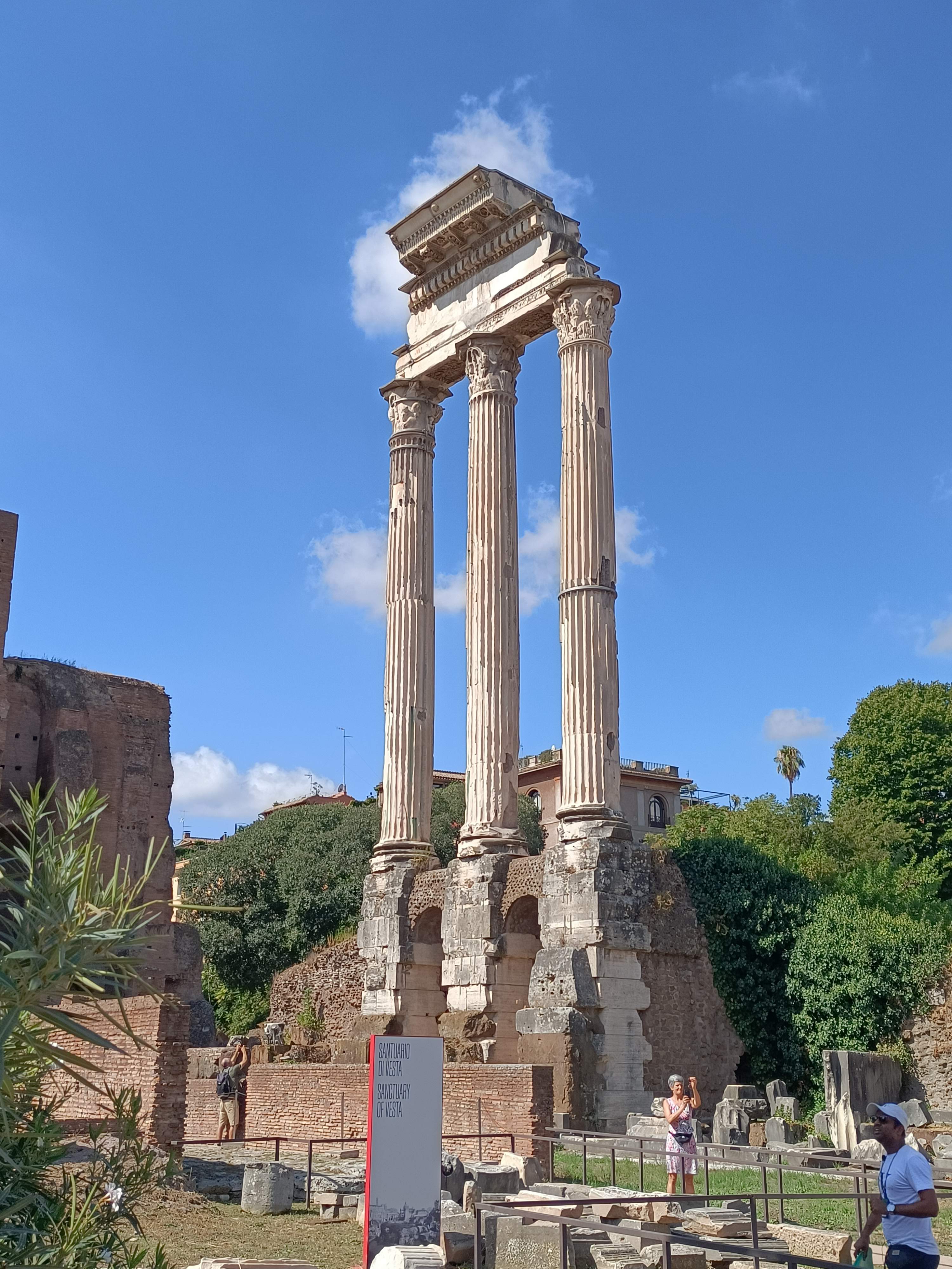 Fotka z prohlídky kolem kolosea. Zapomněl jsem jméno, význam i historii původní budovy. Minimálně to jsou moc pěkné sloupy.