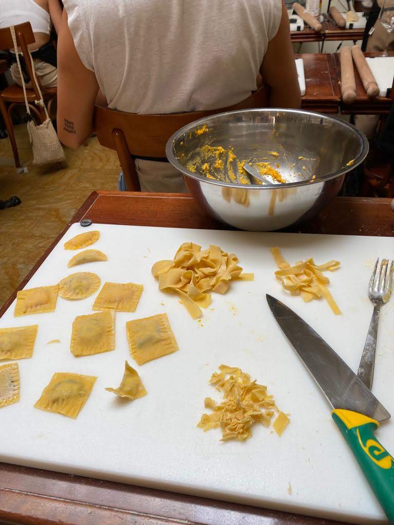 Děláme domácí těstoviny, zjišťuju že jsou pouze z mouky a vajíčka což je z nějakého důvodu šokující. Poté nudle papáme. Vlastnoručně udělané Raviolli zařazuji mezi jedny z nejlepších jídel, které jsem kdy měl.