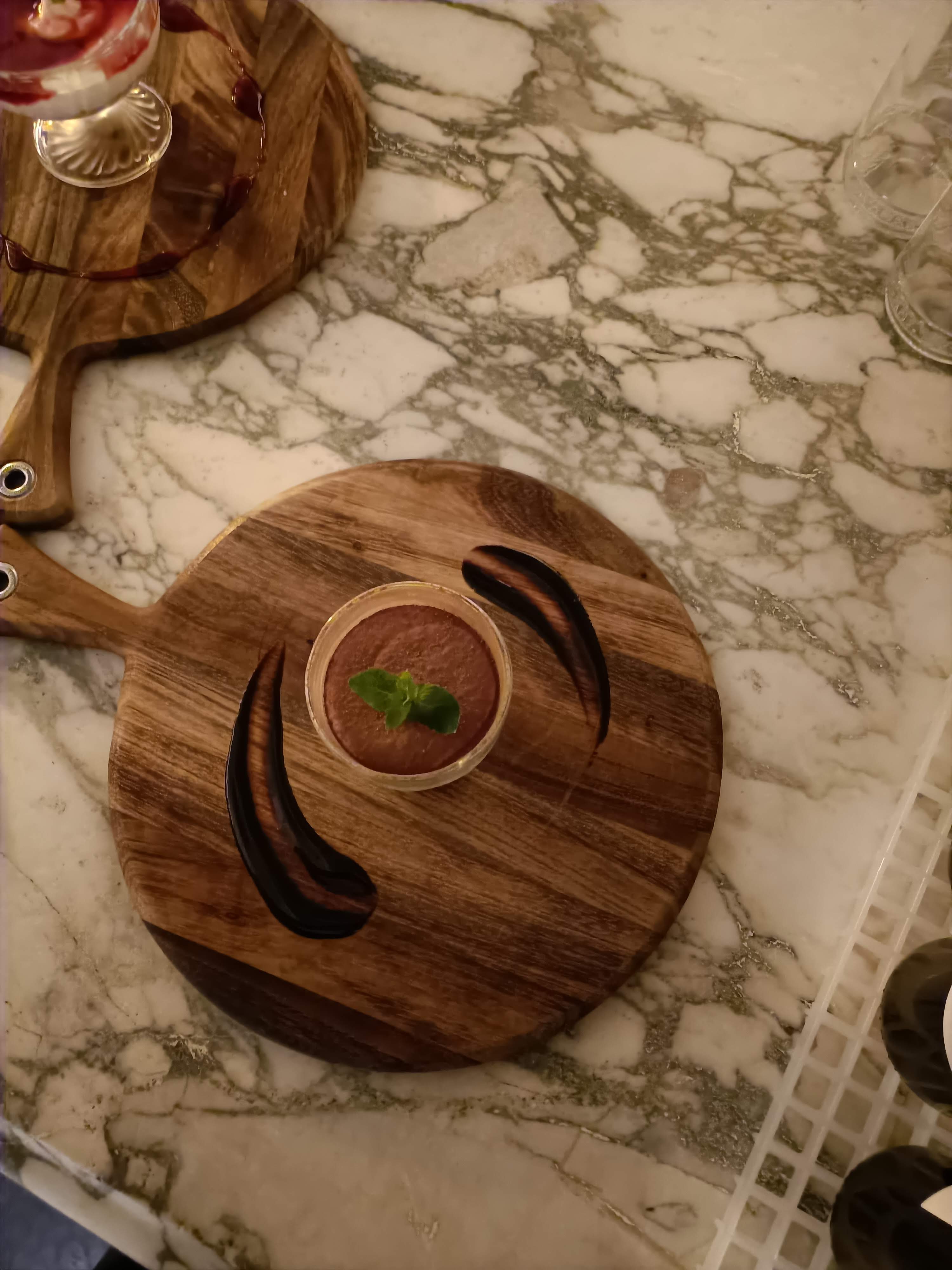 Práci mi zpříjemňují některé kreativní úkoly jako servírování dezertů, což mě celkem baví. Tady tenhle se mi povedl. Je to "Ying-ying choco-choco tiramisu"