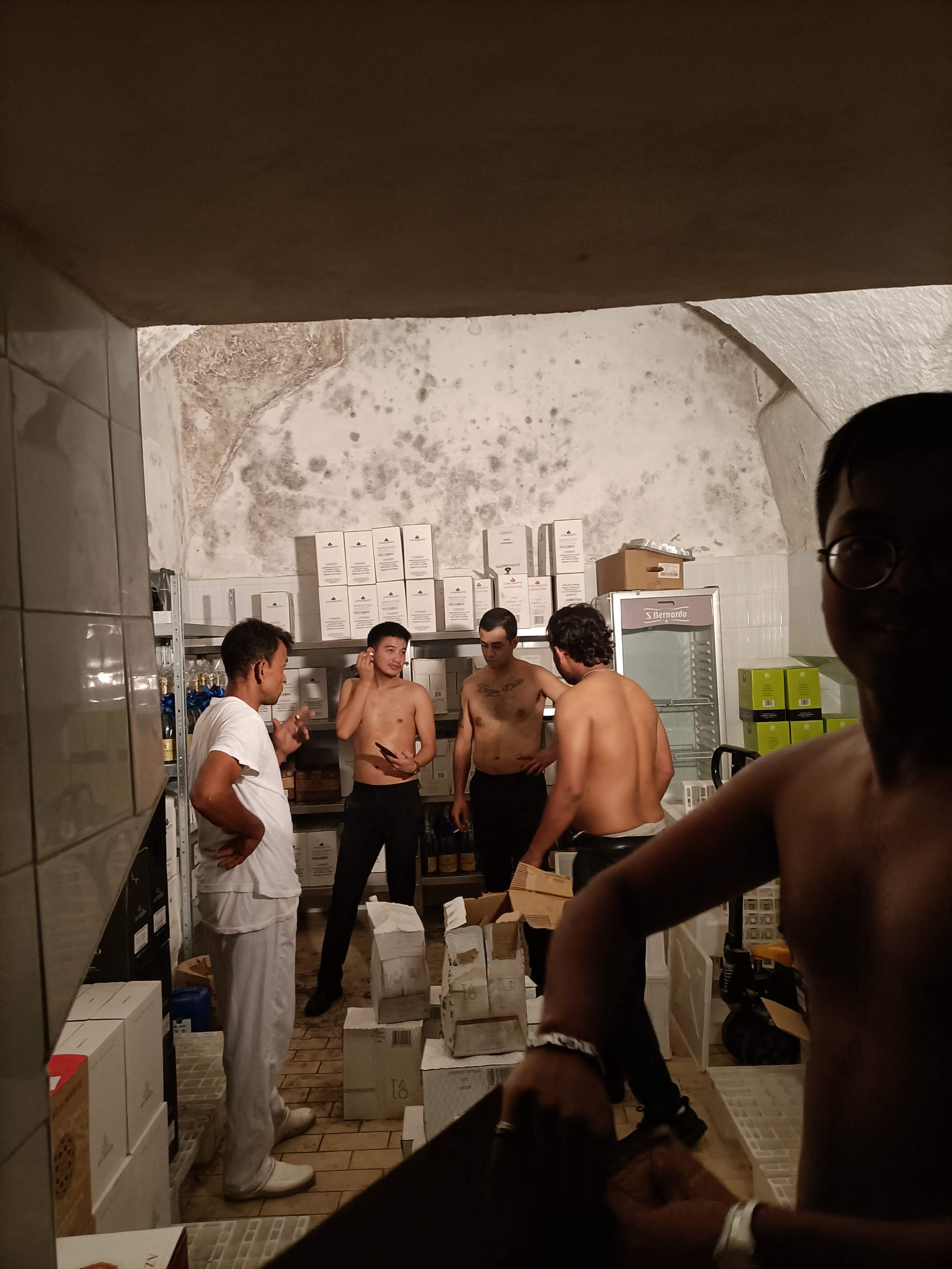 Jeden den v práci je okořeněn tím, že musíme přesunout asi 200 krabicí vín, a ve sklepě je tak vedro, že všichni pracujeme bez trika. Tak jsem vám udělal rychlé foto. Zleva: kdosi z kuchyně, kdosi odkudsi jinud, Francesco, Borat, Ibrahim