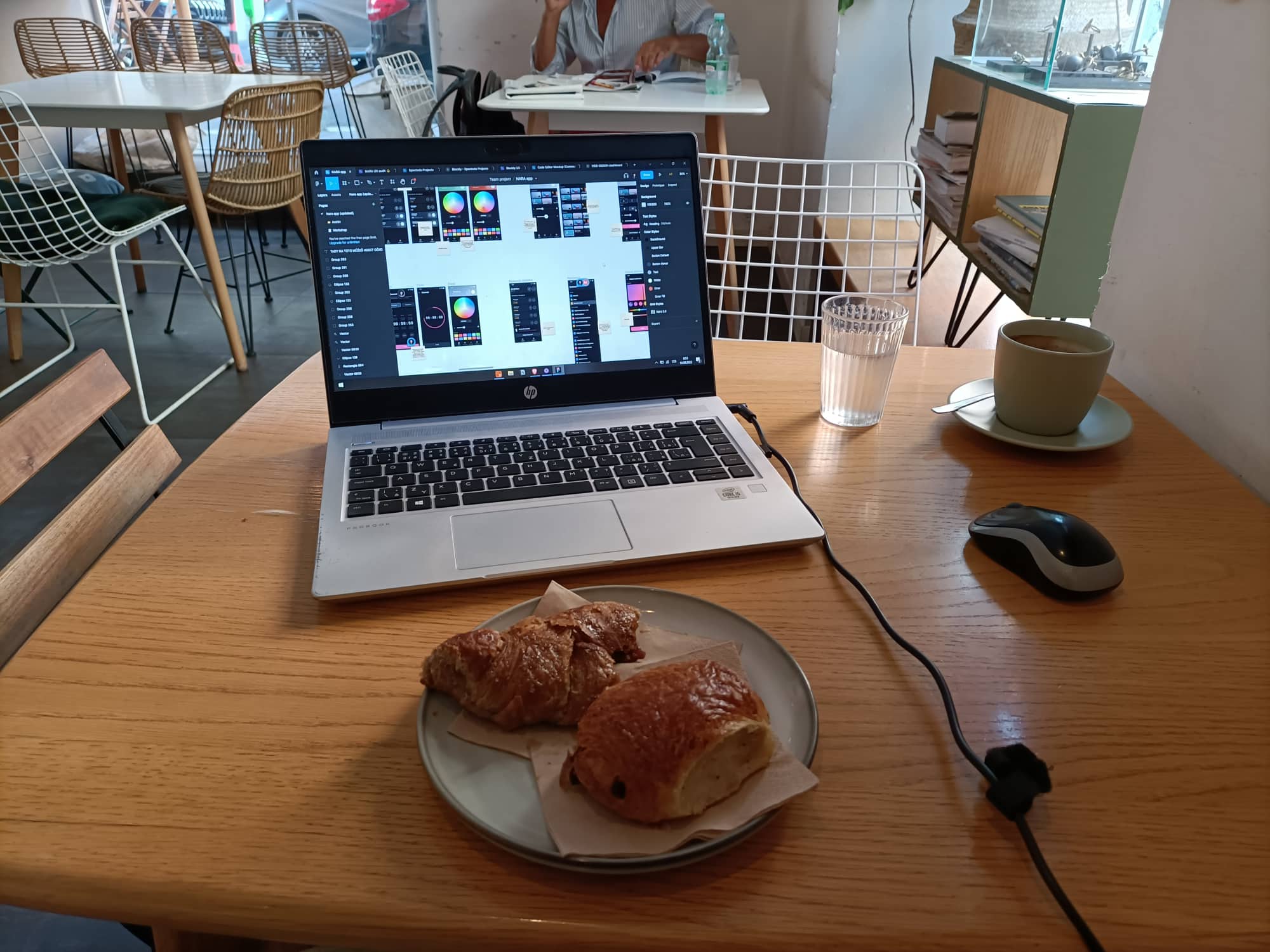 Obědové a večeřové jídlo je v Itálii naprosto úžasné, ale zdejší snídaně jsou dost slabé. Toto je mimochodem croissant s marmeládou uvnitř.