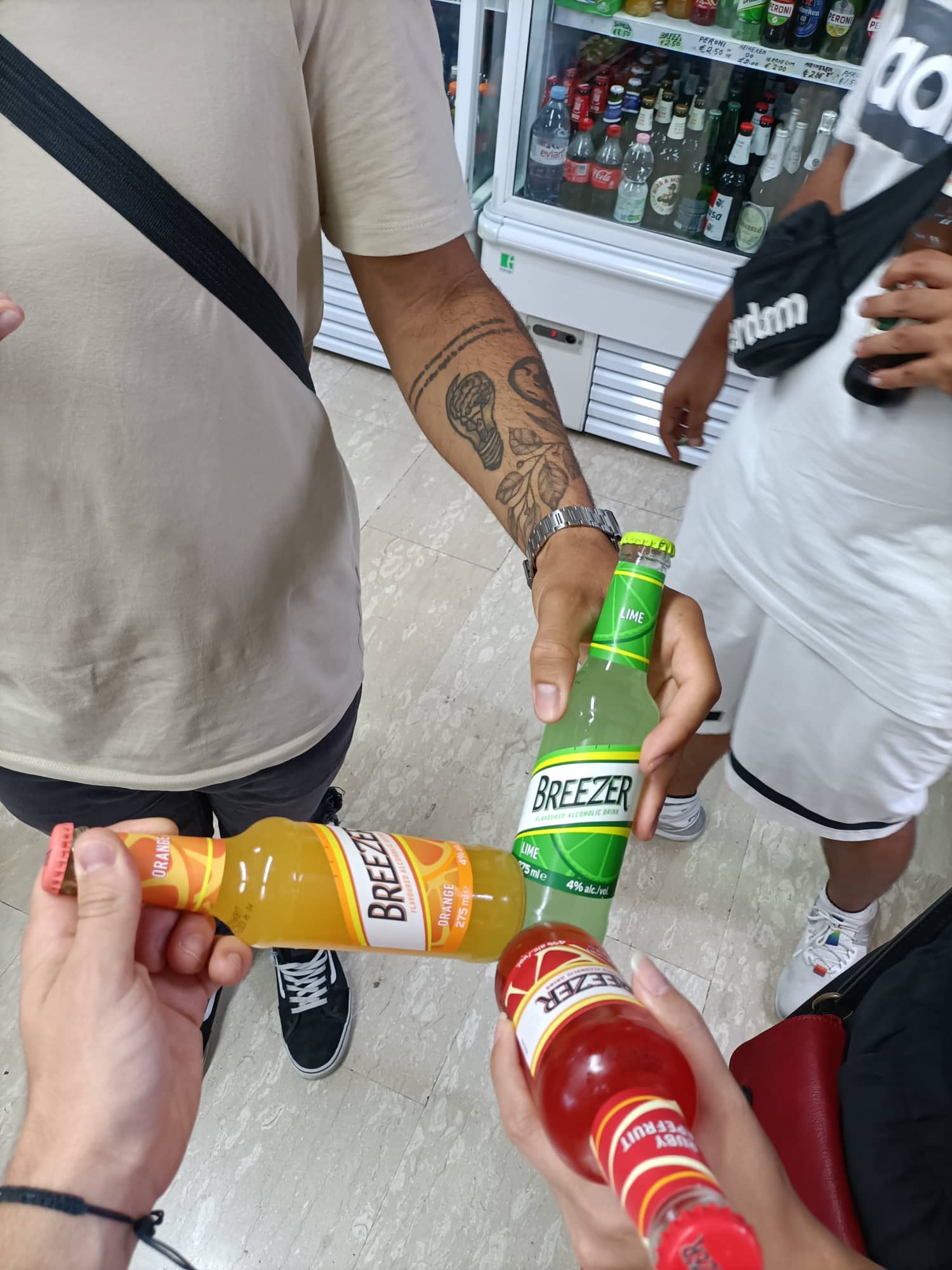 Nějaké místní ochucené víno + Brazilec, Ind a Iránka