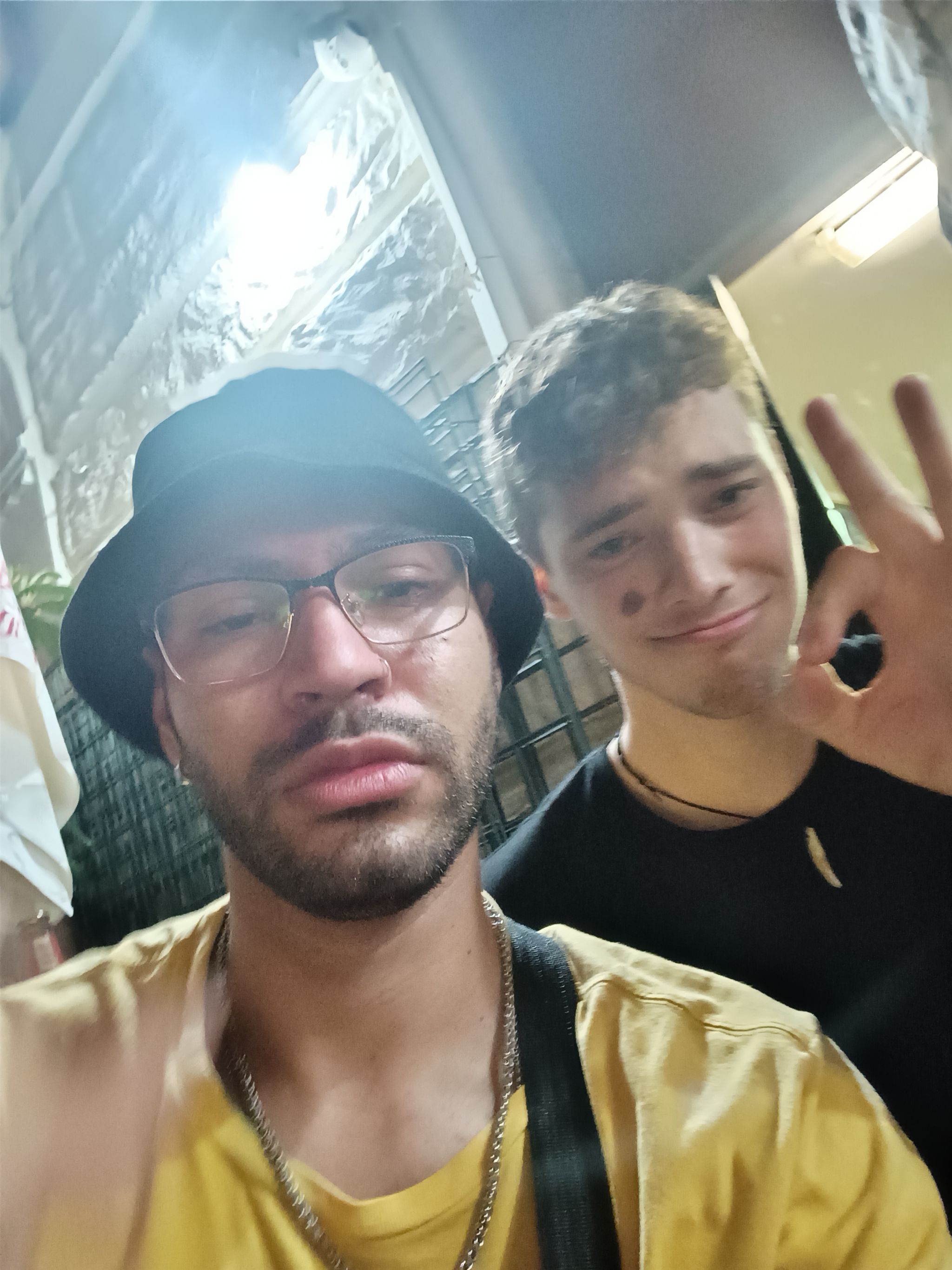 3, 4 - (Zvracím) V nové práci